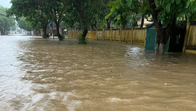 Mưa lớn gây ngập úng ở nhiều tỉnh thành phía Bắc, ô tô chìm trong biển nước