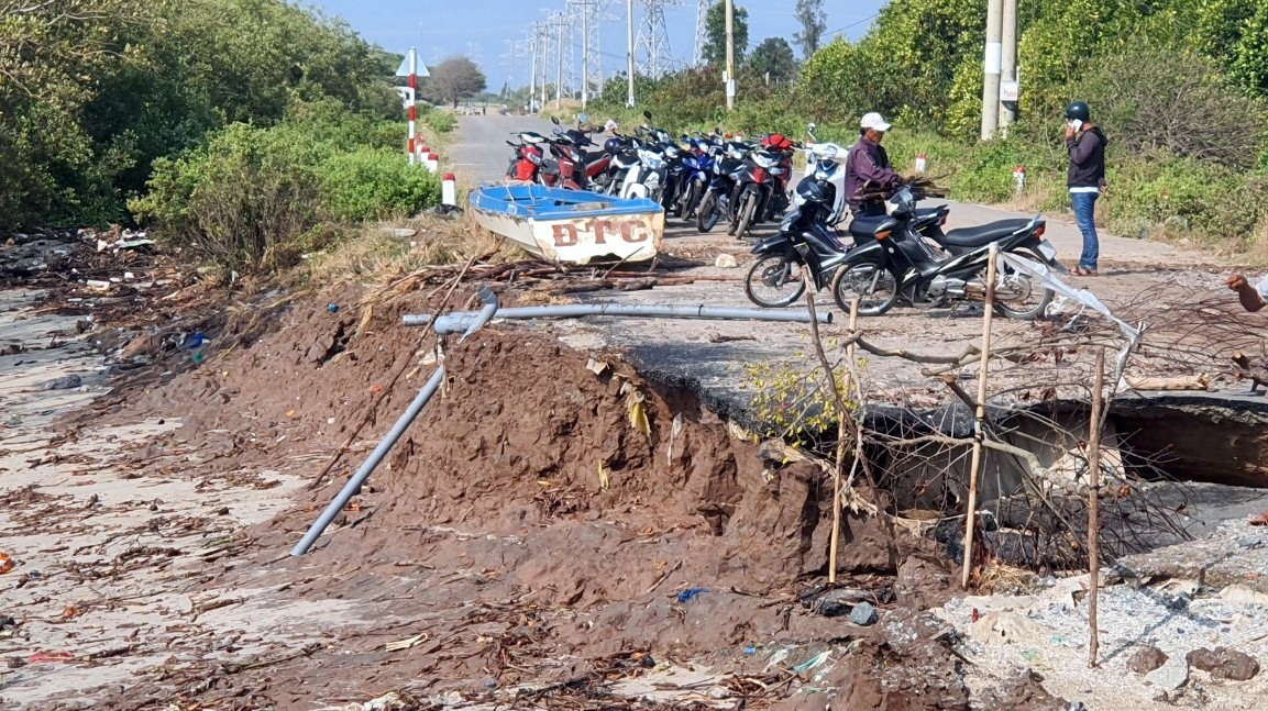 Sạt lở nghiêm trọng gây nguy cơ vỡ đê biển Đông, Bạc Liêu khẩn cấp ứng phó