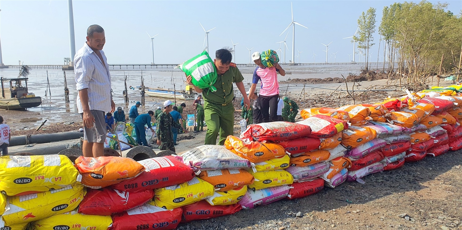 Sạt lở nghiêm trọng gây nguy cơ vỡ đê biển Đông, Bạc Liêu khẩn cấp ứng phó
