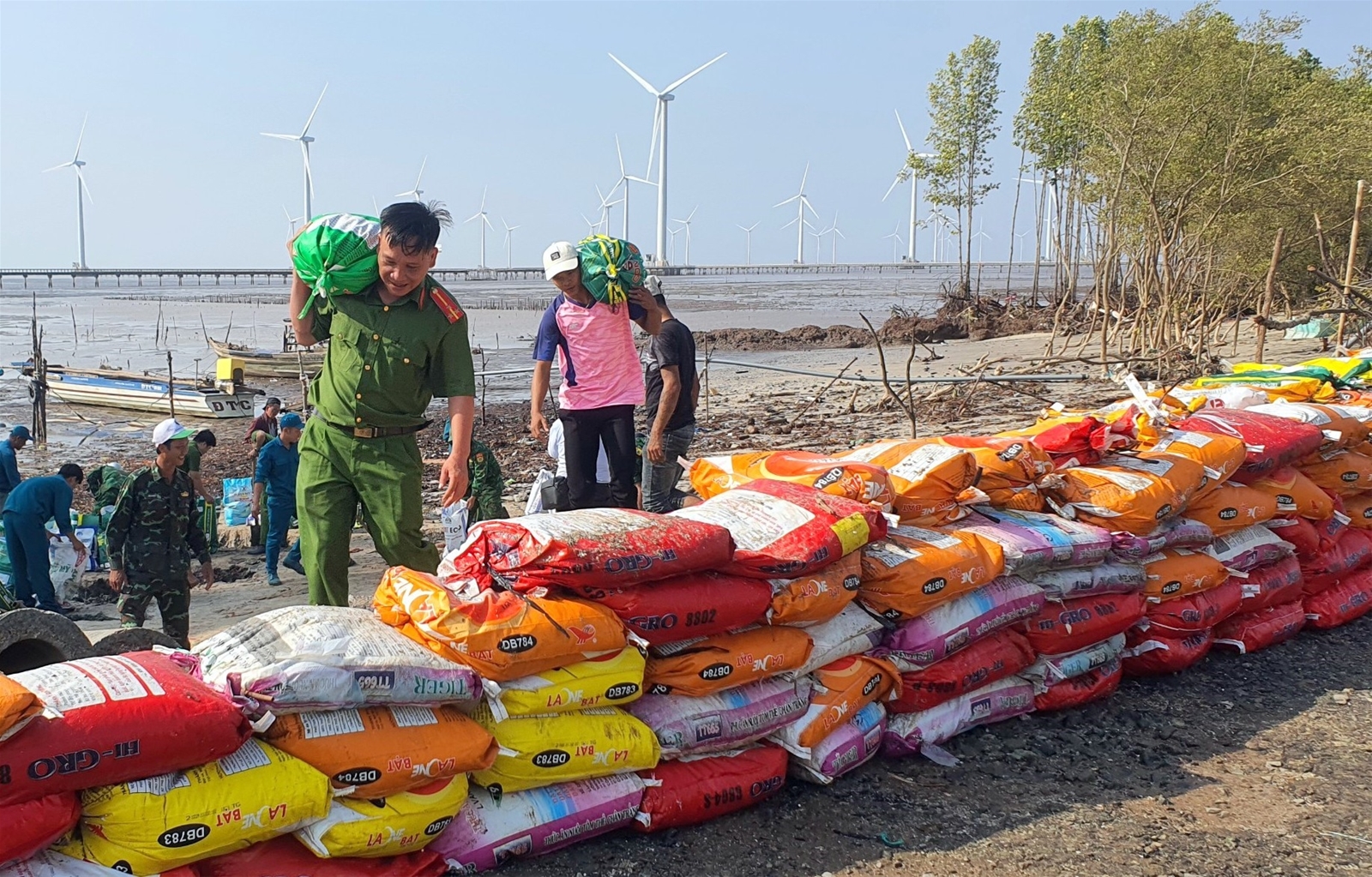 Sạt lở nghiêm trọng gây nguy cơ vỡ đê biển Đông, Bạc Liêu khẩn cấp ứng phó