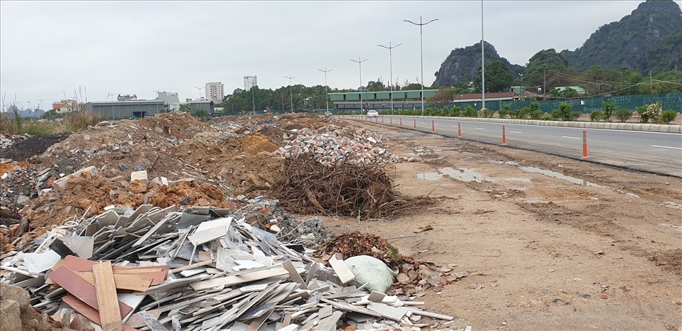 Điều tra thủ phạm xả chất thải rắn dọc đường ven biển Hạ Long - Cẩm Phả