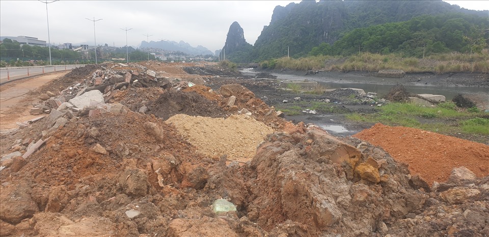 Điều tra thủ phạm xả chất thải rắn dọc đường ven biển Hạ Long - Cẩm Phả