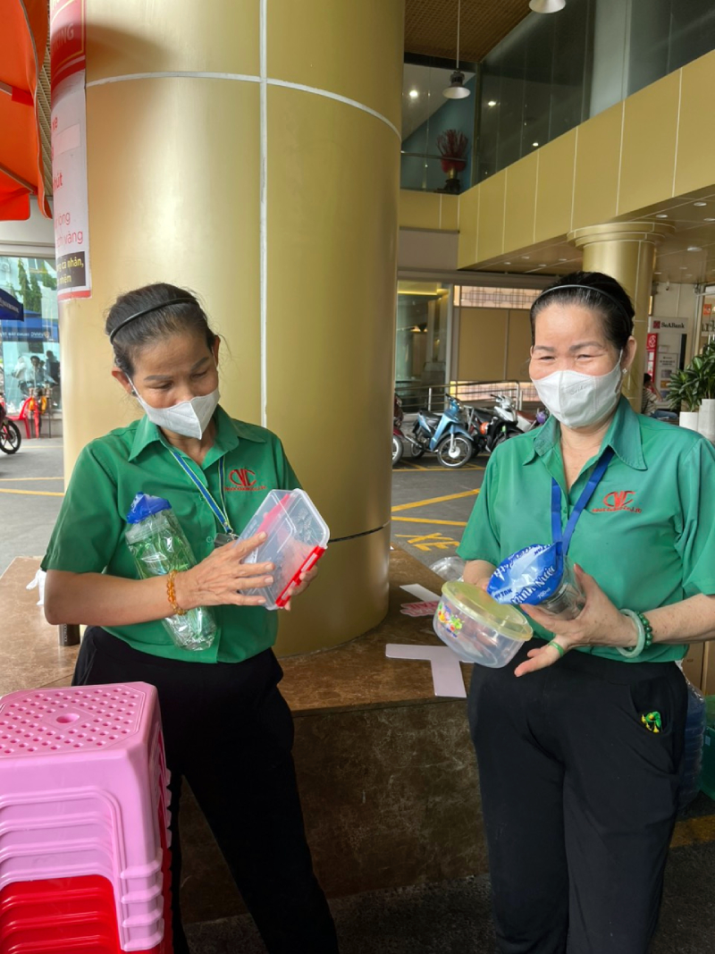 Nhân viên siêu thị thích thú với món quà được trao tại sự kiện