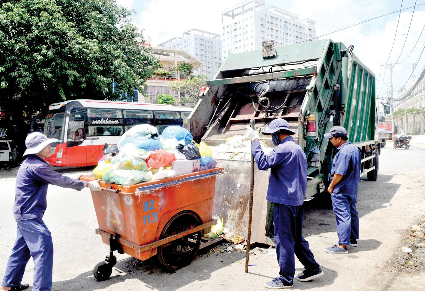 Công nhân vệ sinh môi trường TP.HCM thu gom rác thải sinh hoạt.