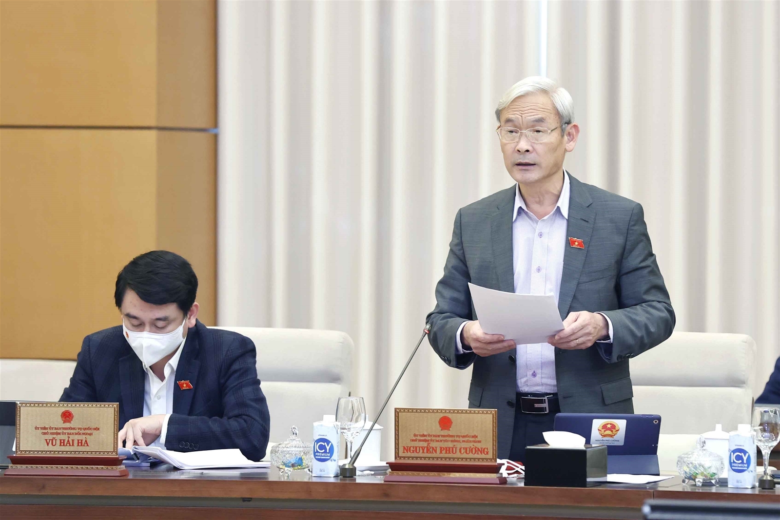 Chủ nhiệm Uỷ ban Tài chính - Ngân sách Nguyễn Phú Cường trình bày Báo cáo thẩm tra Tờ trình của Chính phủ giảm thuế bảo vệ môi trường đối với xăng, dầu, mỡ nhờn