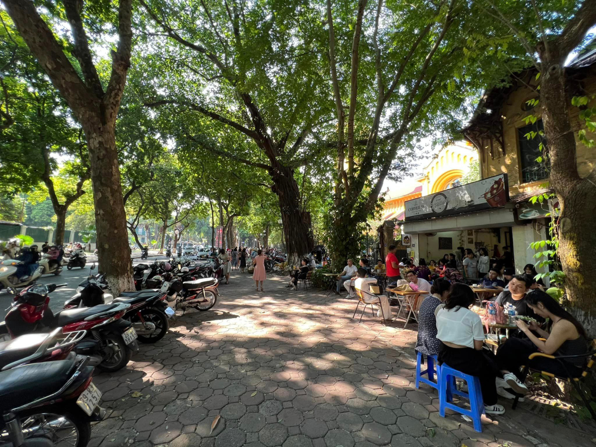 Người Hà Nội đổ ra phố tận hưởng tiết trời thu