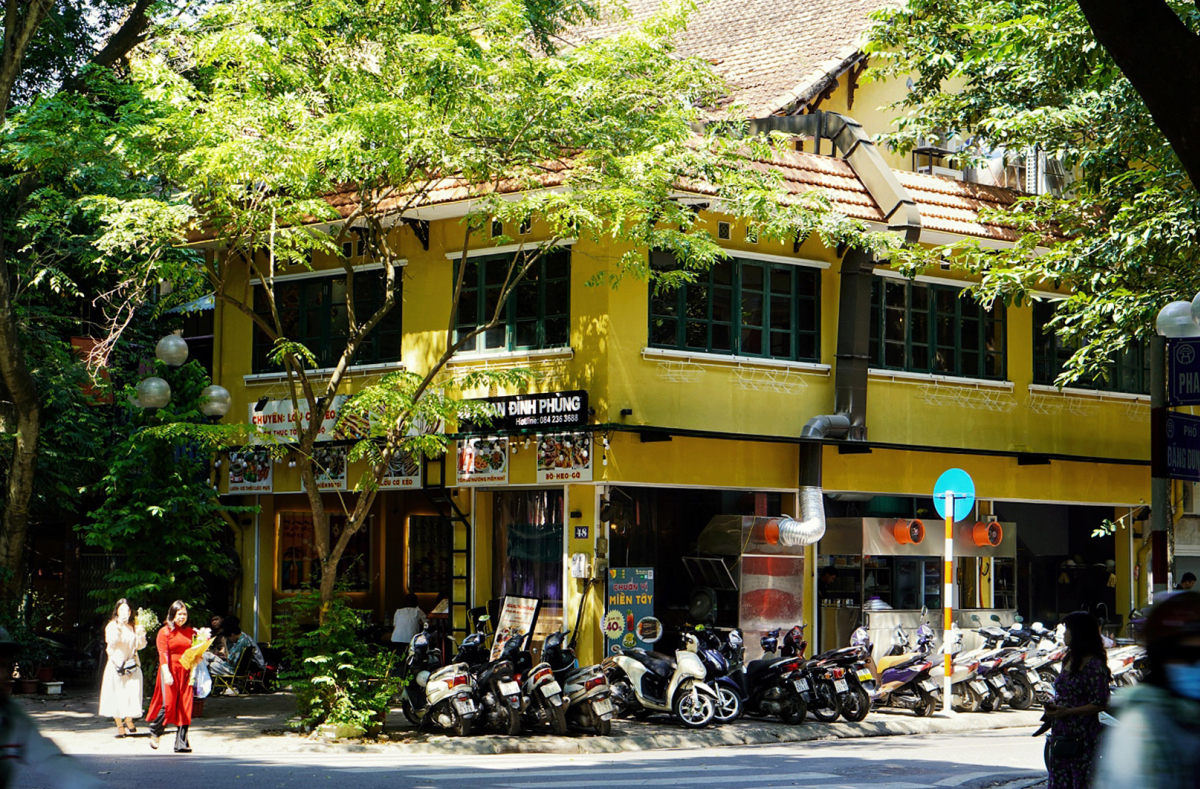Người Hà Nội đổ ra phố tận hưởng tiết trời thu