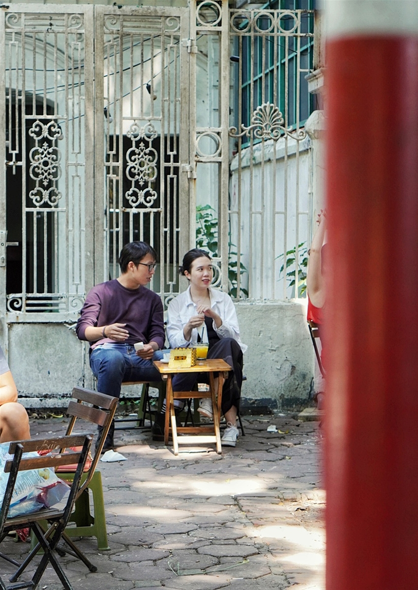 Người Hà Nội đổ ra phố tận hưởng tiết trời thu