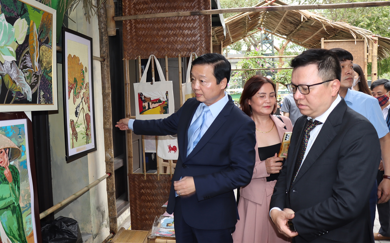 Phó Thủ tướng Trần Hồng Hà được tặng tranh lụa, lan toả thông điệp bảo vệ môi trường