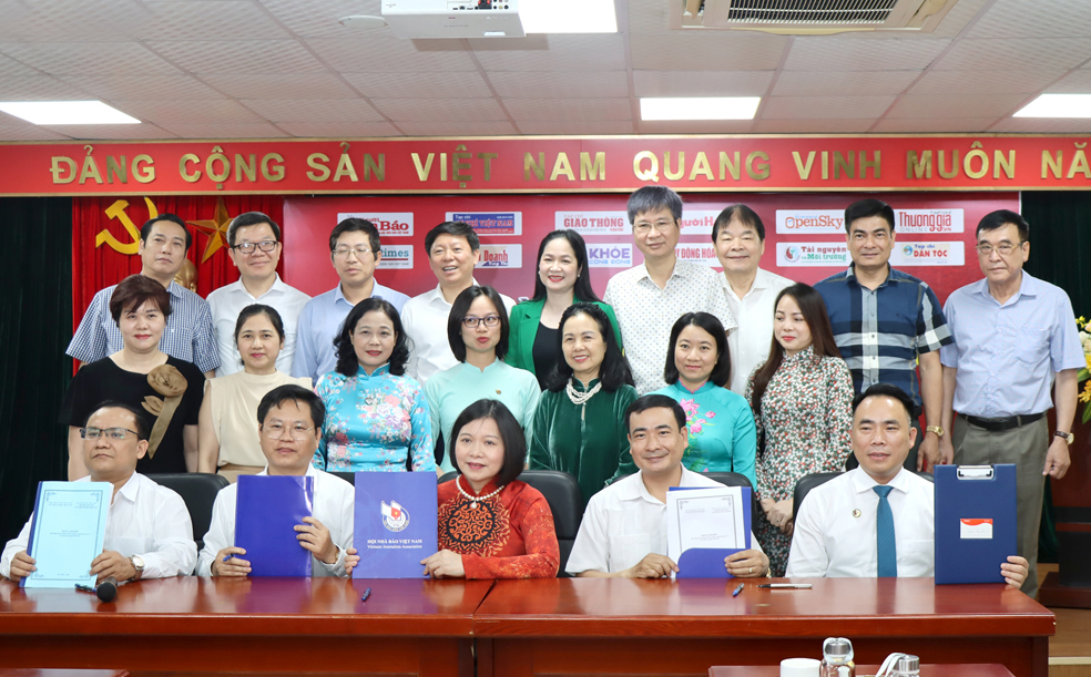 13 tòa soạn Tạp chí ký kết “Xây dựng môi trường văn hóa trong cơ quan báo chí và văn hóa của người làm báo Việt Nam”