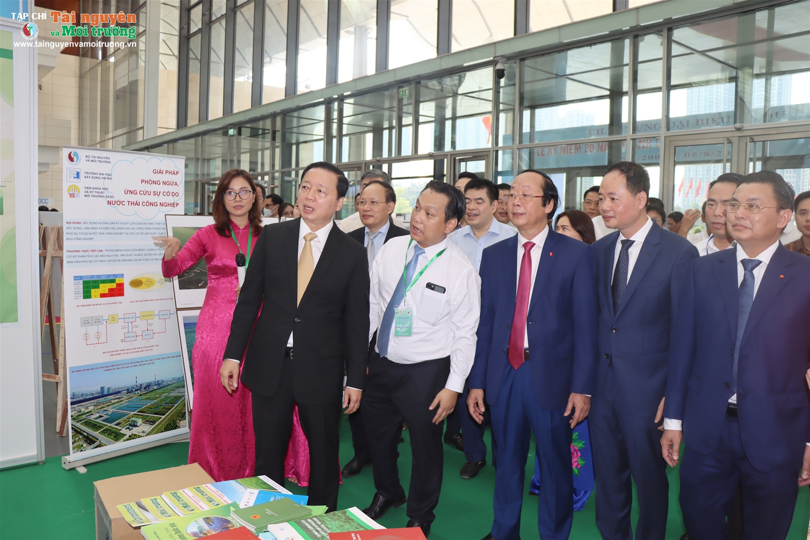 Bộ ảnh Phó Thủ tướng Chính phủ Nguyễn Văn Thành, Bộ trưởng Bộ TN&MT Trần Hồng Hà cùng lãnh đạo Bộ thăm Triển lãm