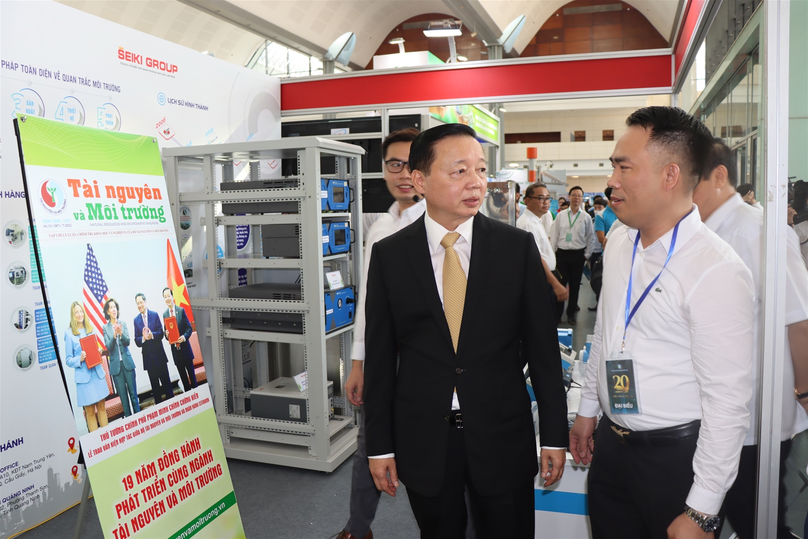 Hình ảnh lãnh đạo Bộ, đại biểu thăm quan gian Triển lãm của Tạp chí Tài nguyên và Môi trường