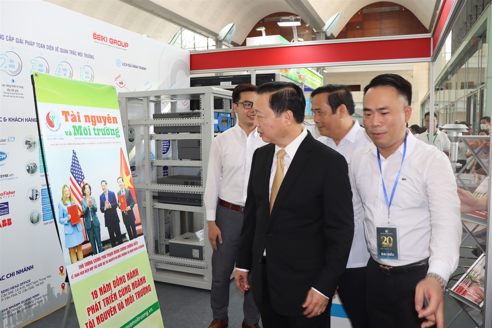 Bộ ảnh Phó Thủ tướng Chính phủ Nguyễn Văn Thành, Bộ trưởng Bộ TN&MT Trần Hồng Hà cùng lãnh đạo Bộ thăm Triển lãm