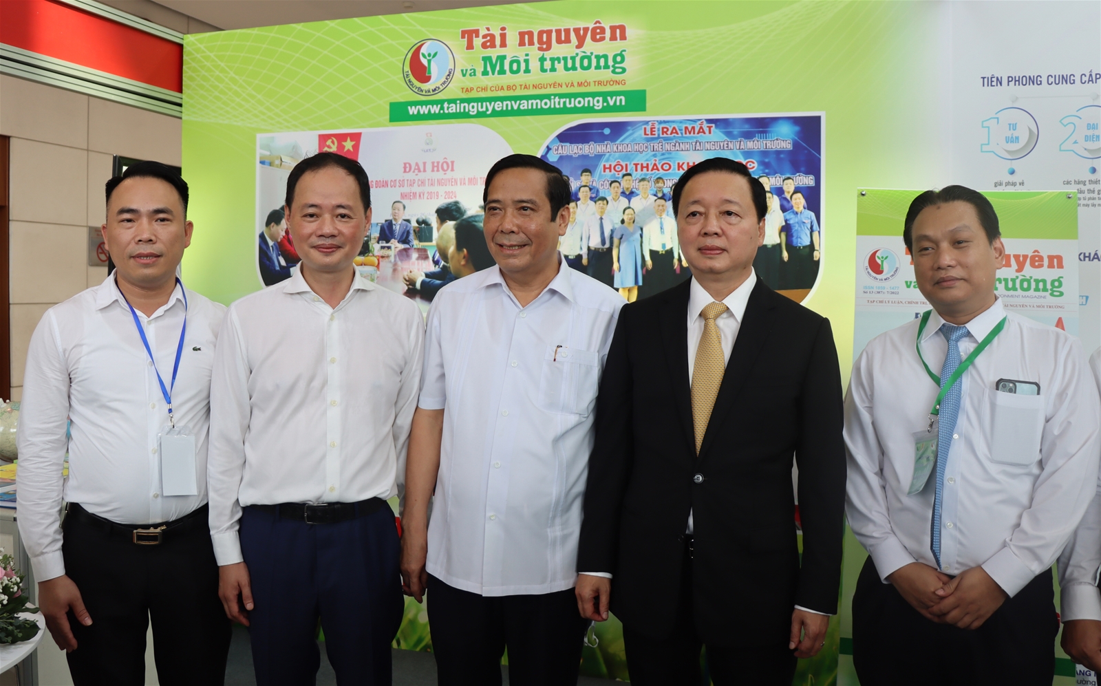 Hình ảnh lãnh đạo Bộ, đại biểu thăm quan gian Triển lãm của Tạp chí Tài nguyên và Môi trường