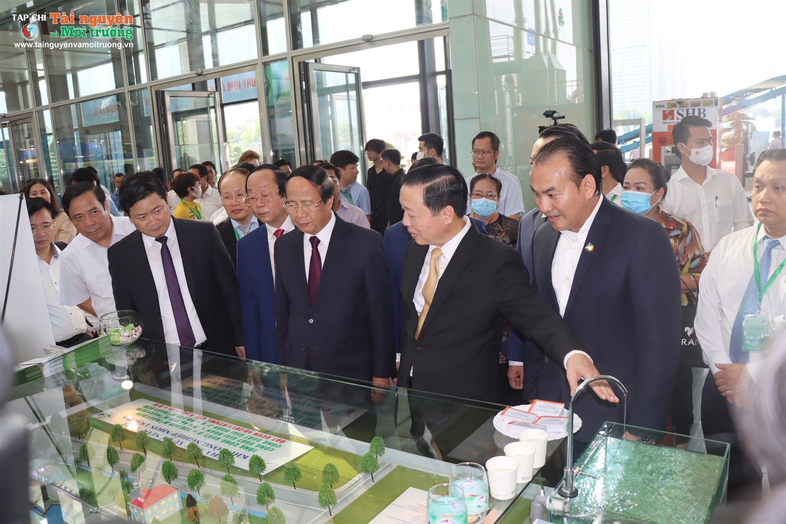 Bộ ảnh Phó Thủ tướng Chính phủ Nguyễn Văn Thành, Bộ trưởng Bộ TN&MT Trần Hồng Hà cùng lãnh đạo Bộ thăm Triển lãm