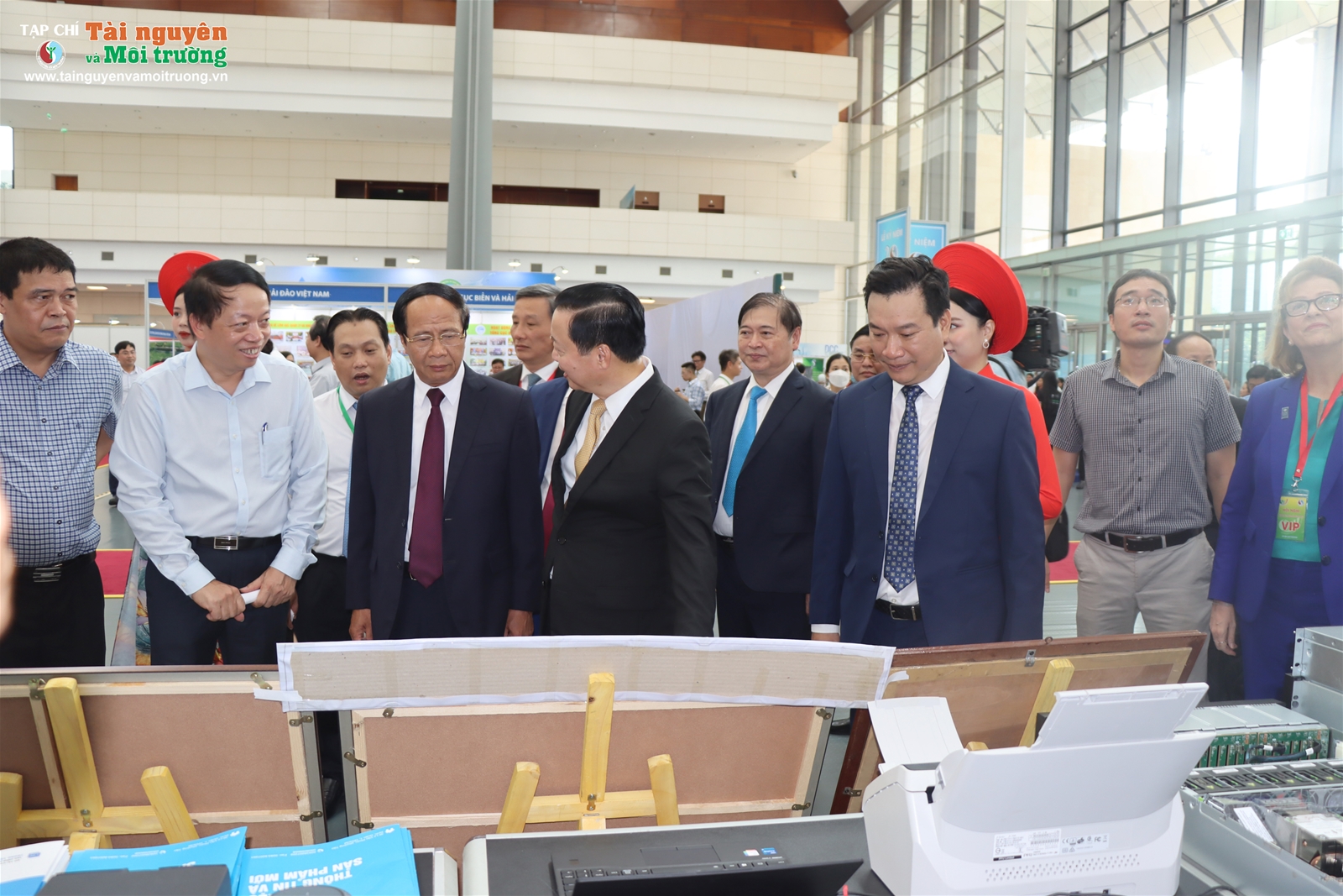 Bộ ảnh Phó Thủ tướng Chính phủ Nguyễn Văn Thành, Bộ trưởng Bộ TN&MT Trần Hồng Hà cùng lãnh đạo Bộ thăm Triển lãm  lịch sử hình thành, phát triển và đổi mới ngành TN&MT trong xu thế chuyển đổi số phục vụ phát triển bền vững đất nước
