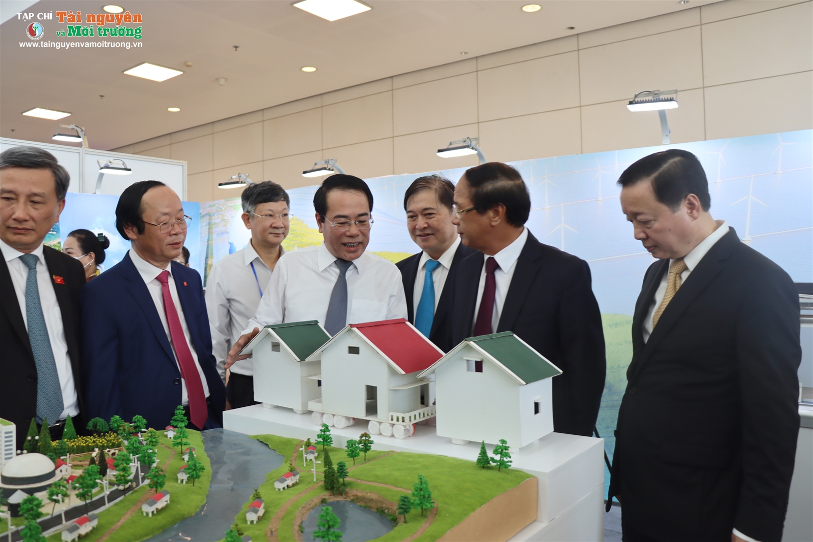 Bộ ảnh Phó Thủ tướng Chính phủ Nguyễn Văn Thành, Bộ trưởng Bộ TN&MT Trần Hồng Hà cùng lãnh đạo Bộ thăm Triển lãm