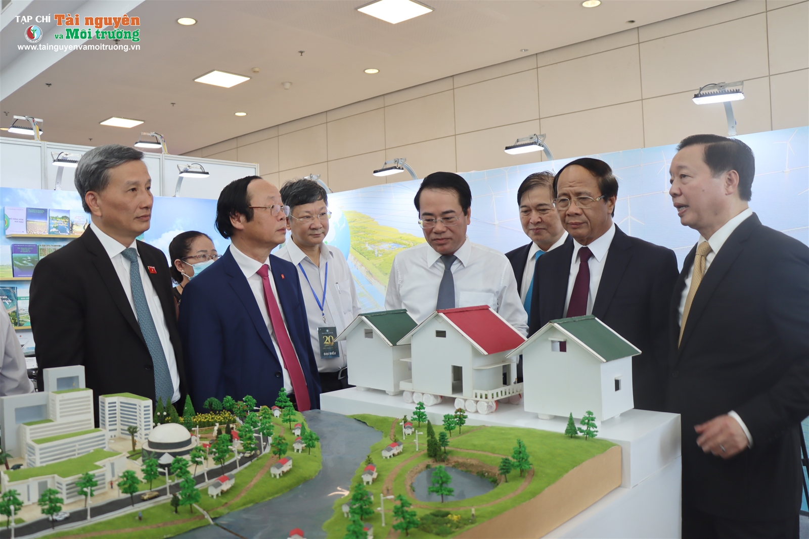 Bộ ảnh Phó Thủ tướng Chính phủ Nguyễn Văn Thành, Bộ trưởng Bộ TN&MT Trần Hồng Hà cùng lãnh đạo Bộ thăm Triển lãm