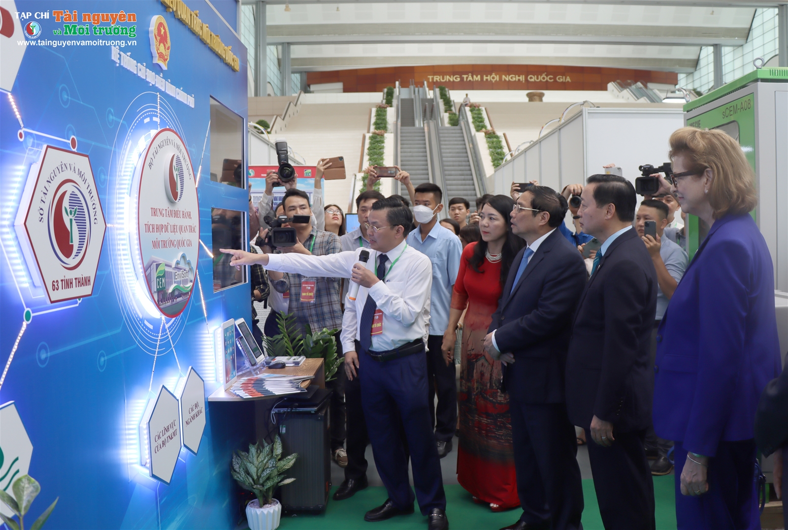 Thủ tướng Chính phủ Phạm Minh Chính đến dự Lễ kỷ niệm 20 năm thành lập Bộ TN&MT và thăm quan Triển lãm những thành tựu của ngành