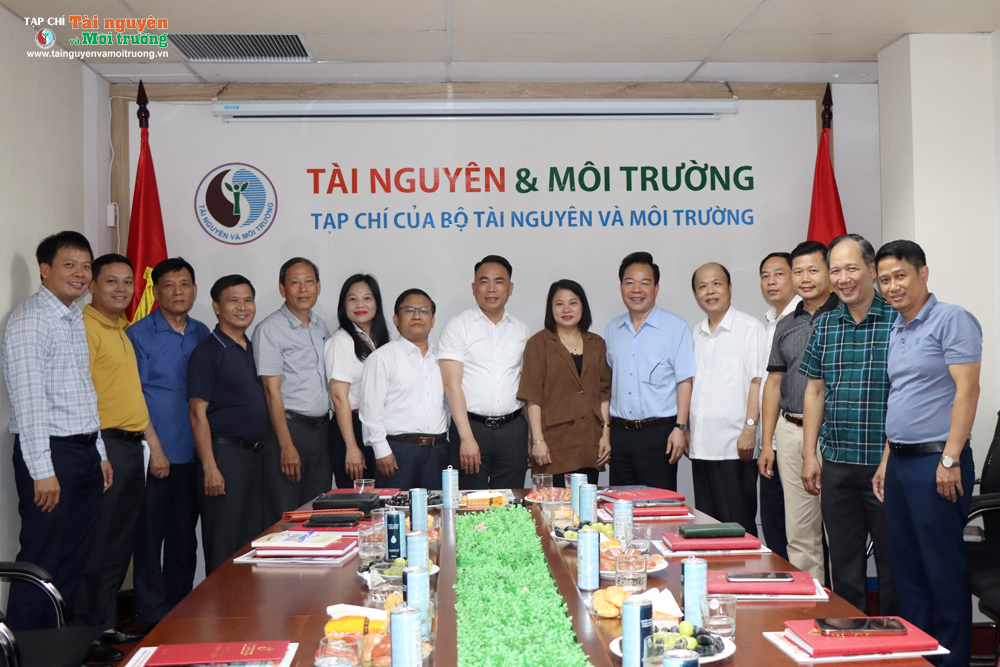 Tổng Biên tập các Tạp chí đến thăm và làm việc với Tạp chí Tài nguyên và Môi trường