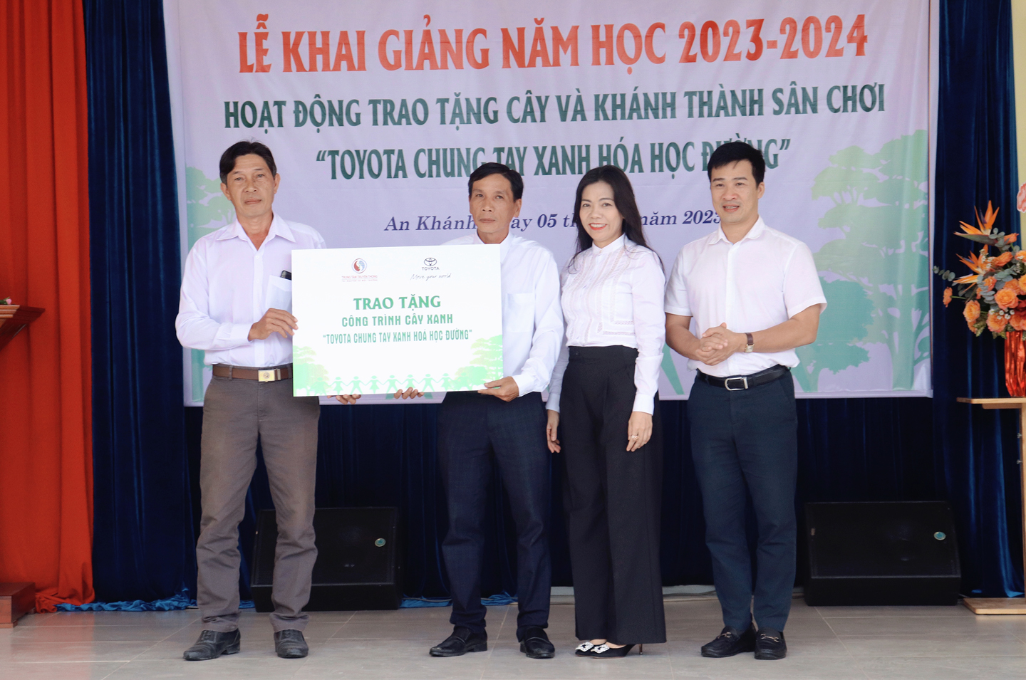 Lễ trao tặng cây xanh và khánh thành sân chơi “Toyota Chung tay xanh hoá học được” năm 2023