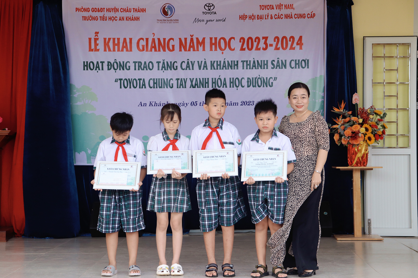 Lễ trao tặng cây xanh và khánh thành sân chơi “Toyota Chung tay xanh hoá học được” năm 2023