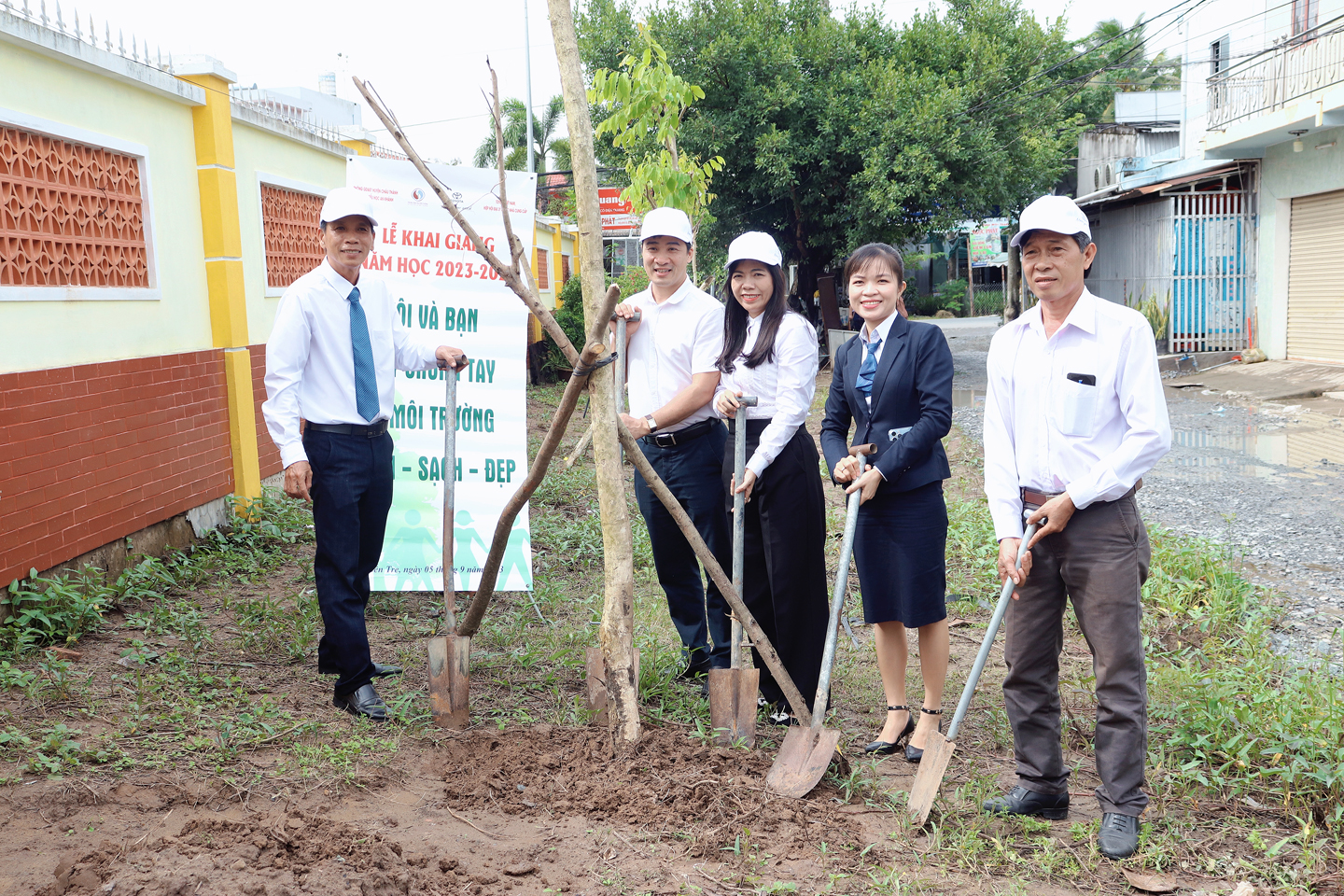 Lễ trao tặng cây xanh và khánh thành sân chơi “Toyota Chung tay xanh hoá học được” năm 2023
