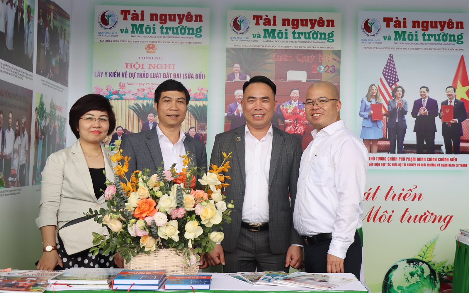 Khách thăm quan gian trưng bày của Tạp chí Tài nguyên và Môi trường tại Hội báo toàn quốc 2023