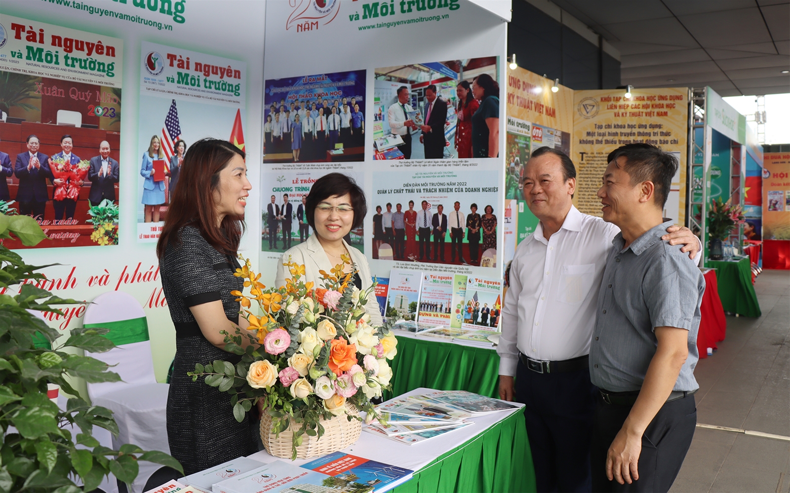 Khách thăm quan gian trưng bày của Tạp chí Tài nguyên và Môi trường tại Hội báo toàn quốc 2023