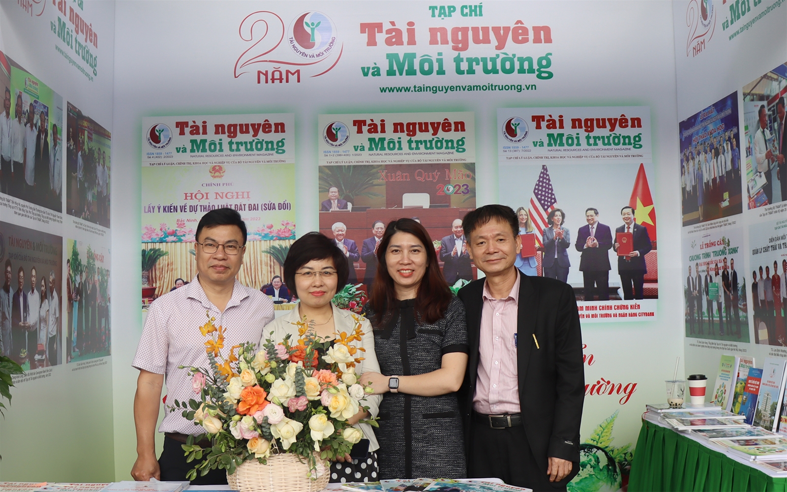 Khách thăm quan gian trưng bày của Tạp chí Tài nguyên và Môi trường tại Hội báo toàn quốc 2023