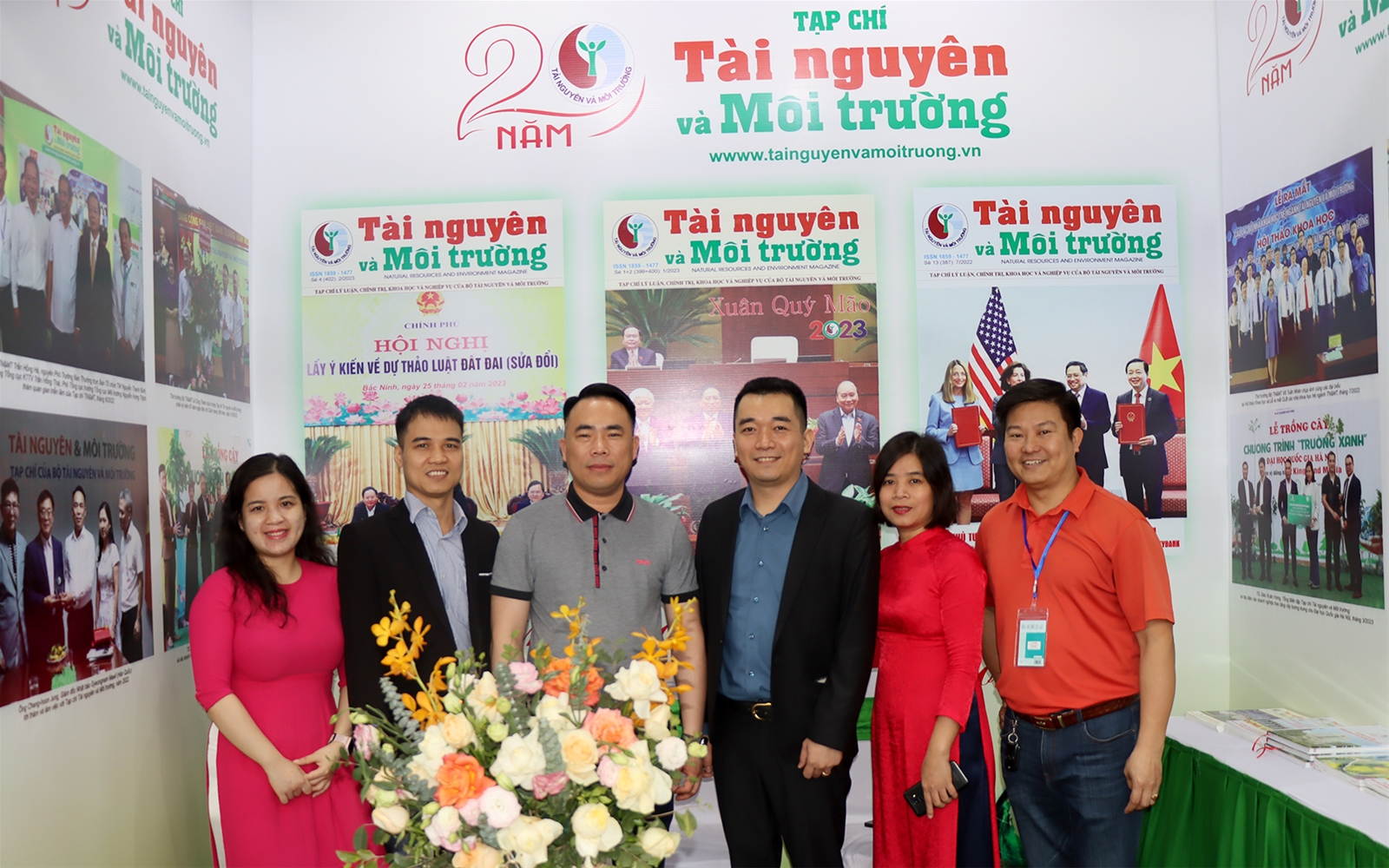 Khách thăm quan gian trưng bày của Tạp chí Tài nguyên và Môi trường tại Hội báo toàn quốc 2023