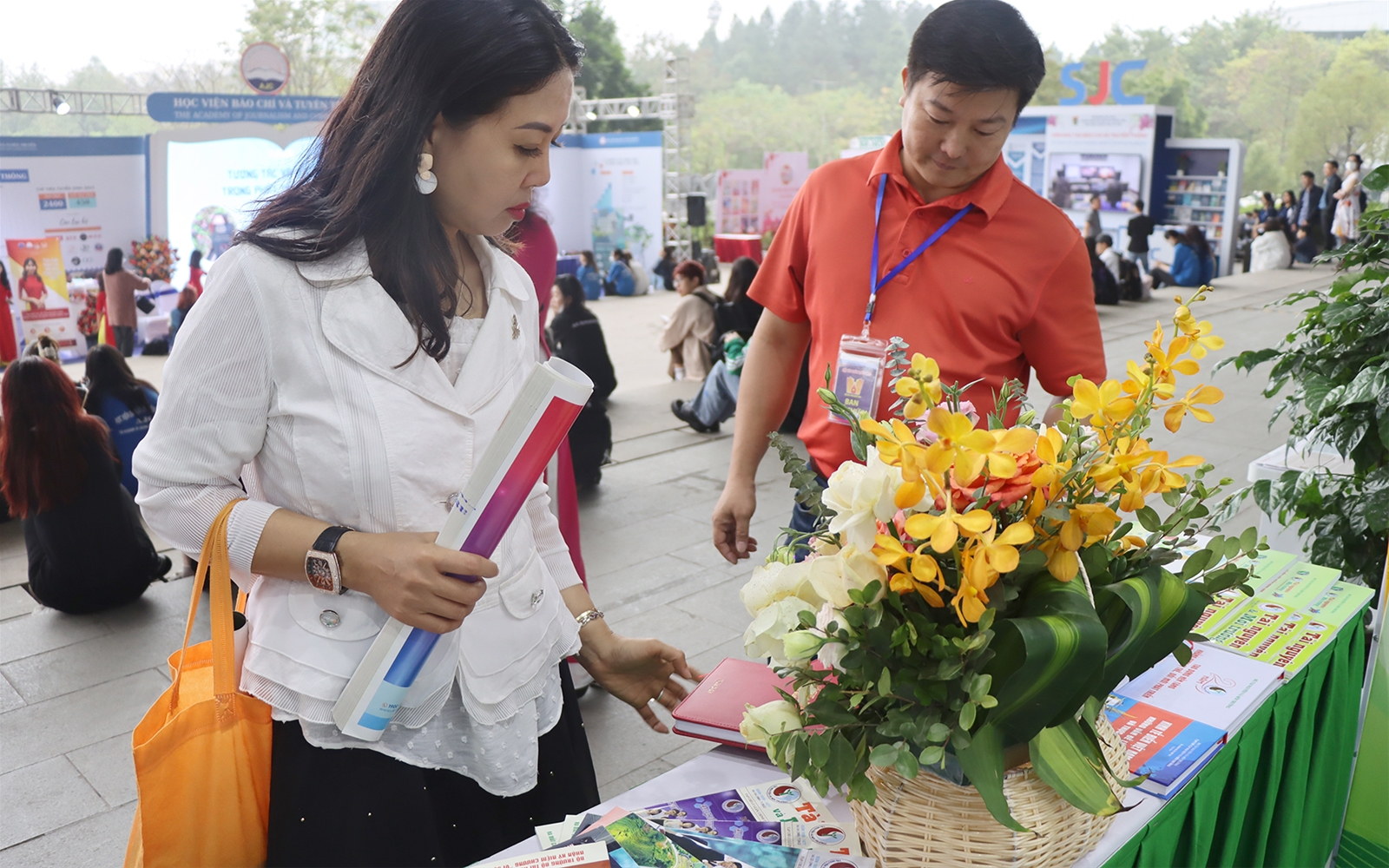 Khách thăm quan gian trưng bày của Tạp chí Tài nguyên và Môi trường tại Hội báo toàn quốc 2023