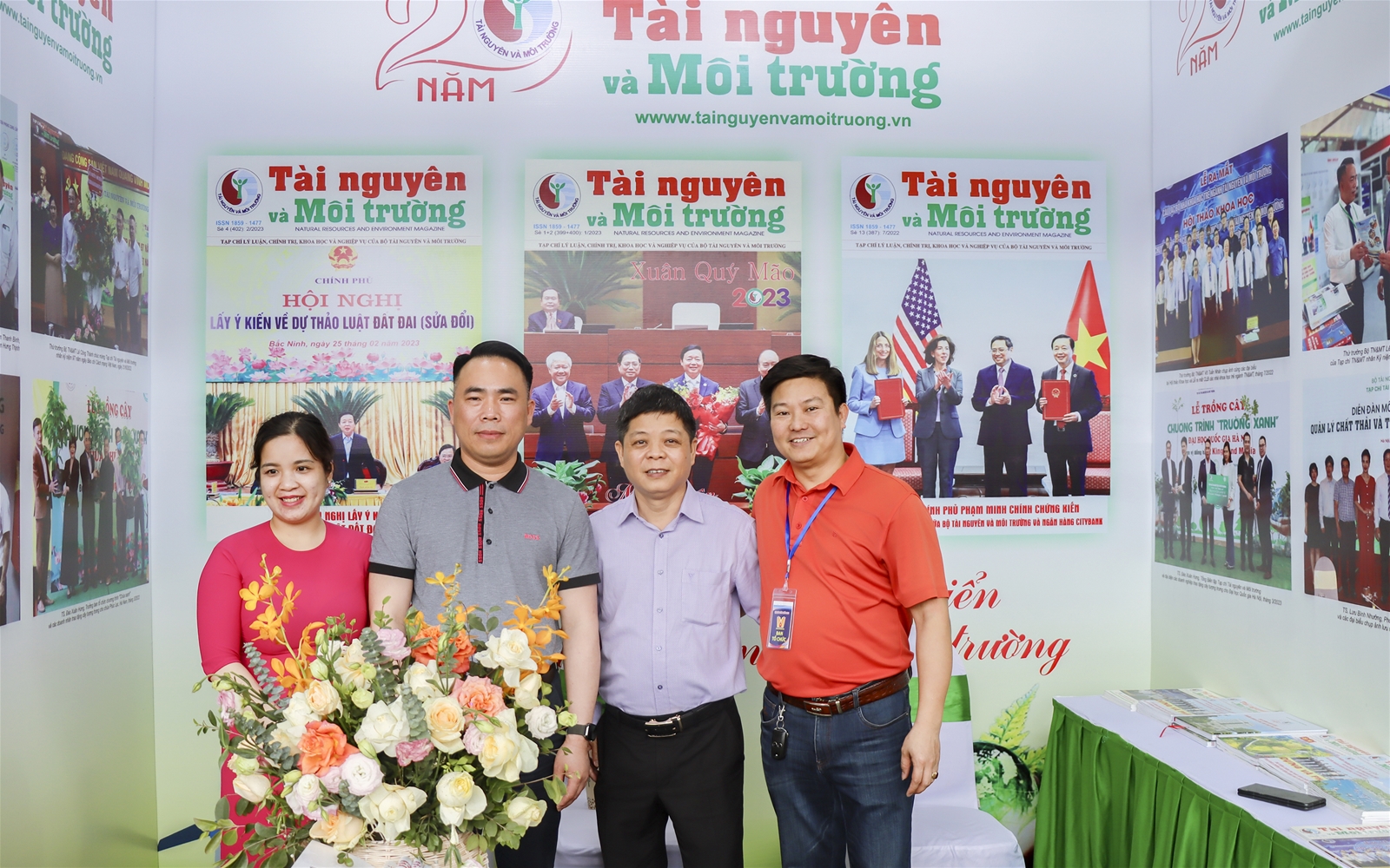 Khách thăm quan gian trưng bày của Tạp chí Tài nguyên và Môi trường tại Hội báo toàn quốc 2023