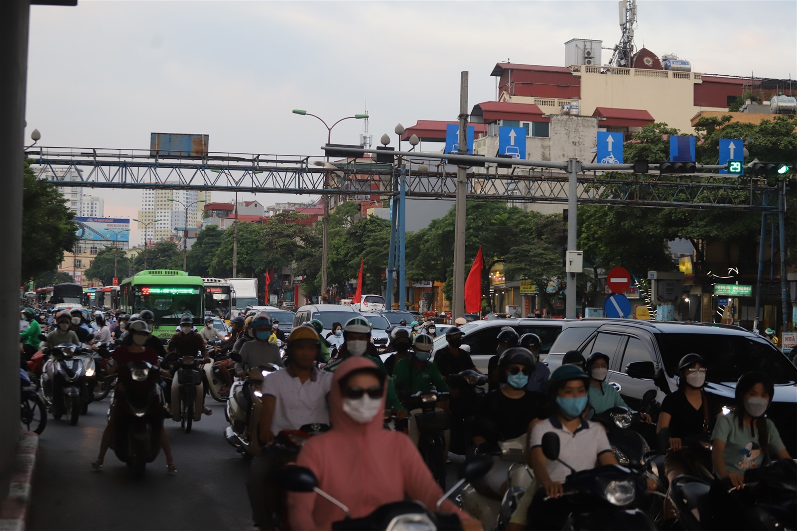 Người dân rời thành phố, cửa ngõ Hà Nội ùn tắc kéo dài trước ngày nghỉ lễ