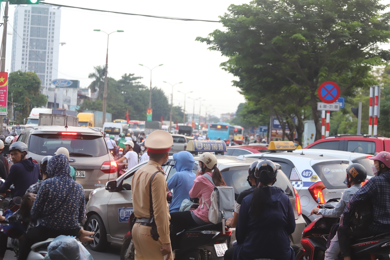 Người dân rời thành phố, cửa ngõ Hà Nội ùn tắc kéo dài trước ngày nghỉ lễ