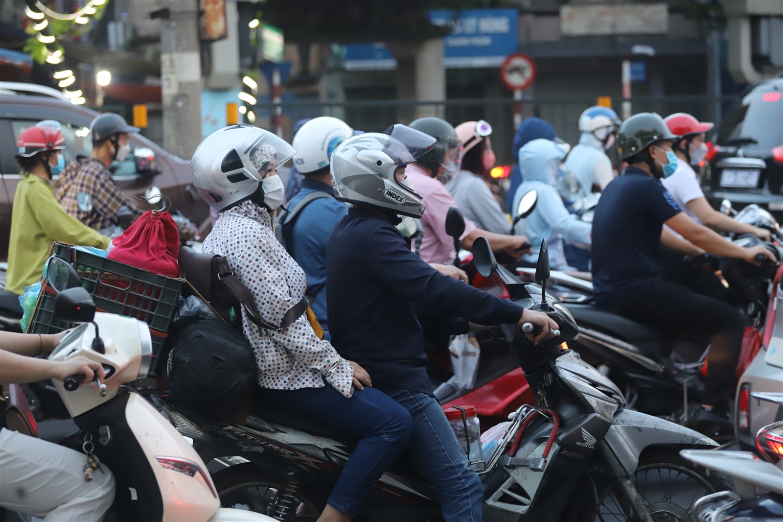 Người dân rời thành phố, cửa ngõ Hà Nội ùn tắc kéo dài trước ngày nghỉ lễ
