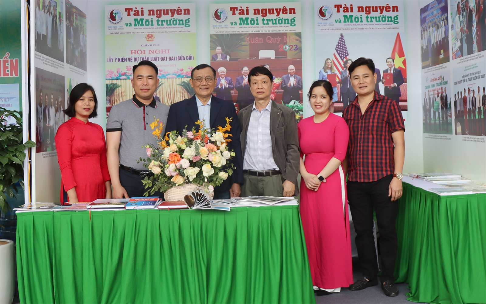 Khách thăm quan gian trưng bày của Tạp chí Tài nguyên và Môi trường tại Hội báo toàn quốc 2023