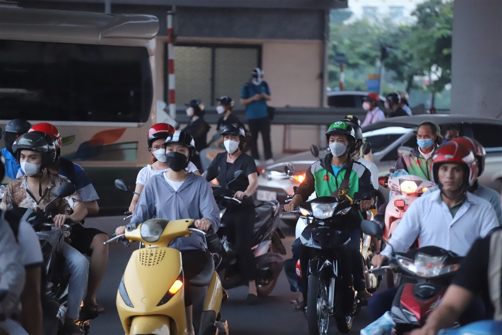 Người dân rời thành phố, cửa ngõ Hà Nội ùn tắc kéo dài trước ngày nghỉ lễ