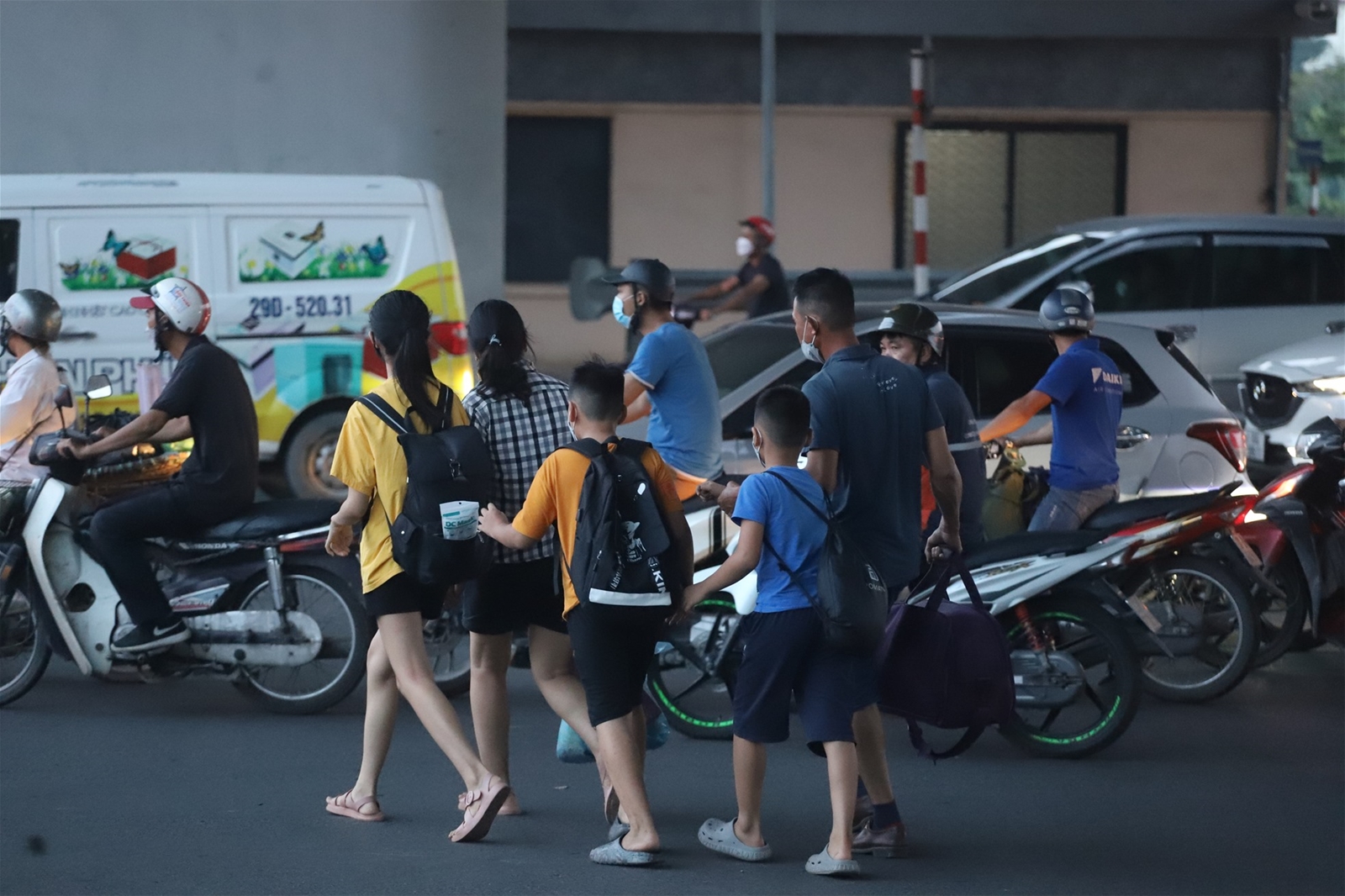 Người dân rời thành phố, cửa ngõ Hà Nội ùn tắc kéo dài trước ngày nghỉ lễ