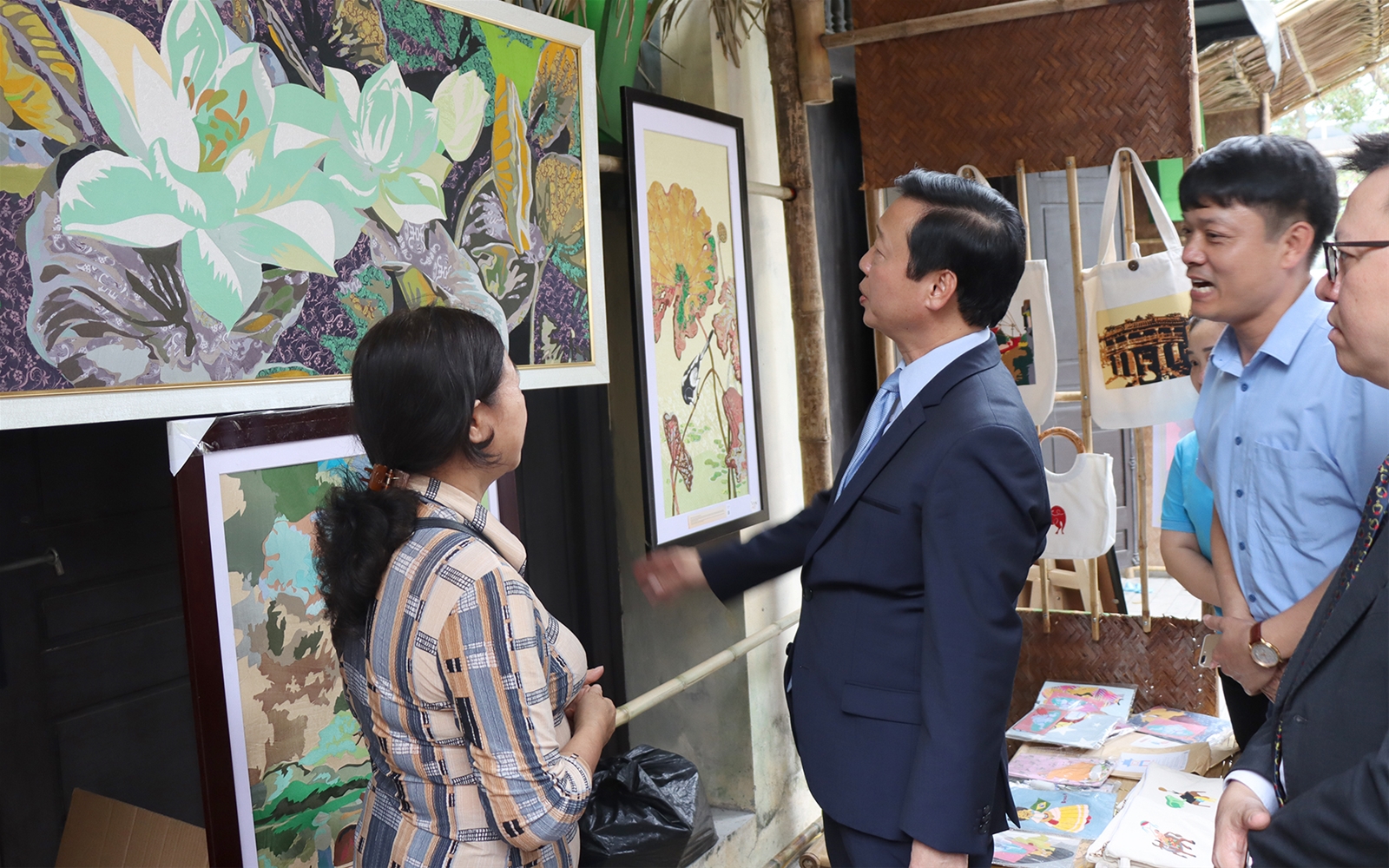 Phó Thủ tướng Trần Hồng Hà được tặng tranh lụa, lan toả thông điệp bảo vệ môi trường