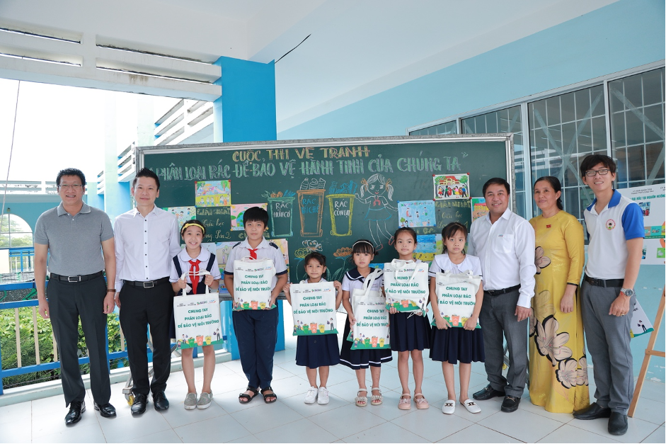 Các em học sinh đoạt giải cuộc thi vẽ tranh “Phân loại rác thải để bảo vệ hành tinh của chúng ta”