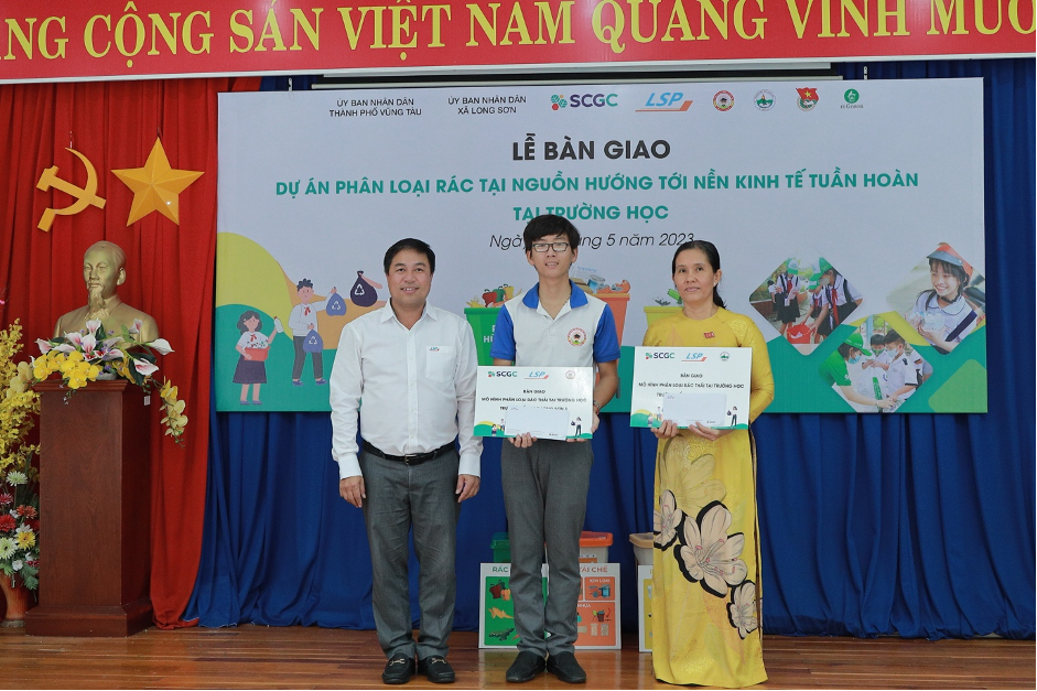 SCGC và LSP bàn giao mô hình phân loại rác cho trường tiểu học Long Sơn 1 và 2