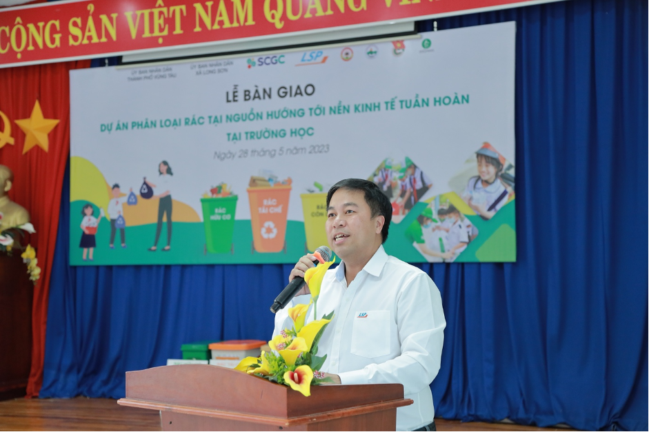 Ông Noppon Summaprasit, Giám đốc giai đoạn chuẩn bị chạy thử – Phân xưởng hạ nguồn, Công ty TNHH Hóa dầu Long Sơn phát biểu mở đầu tại sự kiện