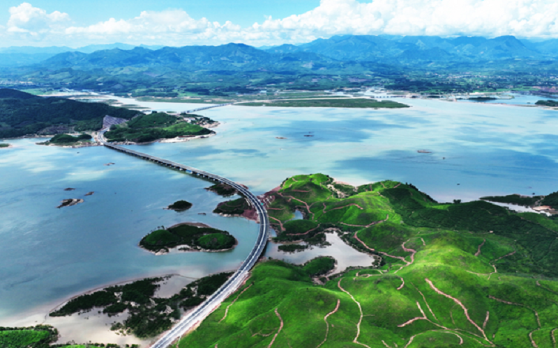 Quảng Ninh: Phát triển hạ tầng giao thông gắn với bảo vệ cảnh quan môi trường