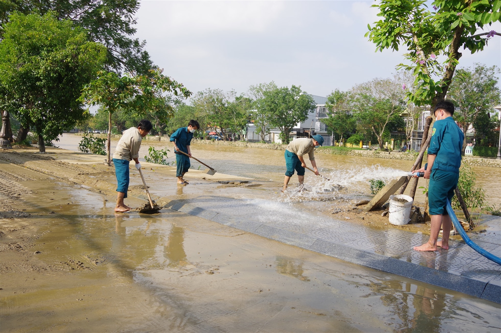 Hơn 2.500 cán bộ, chiến sĩ giúp dân khắc phục hậu quả sau mưa lũ