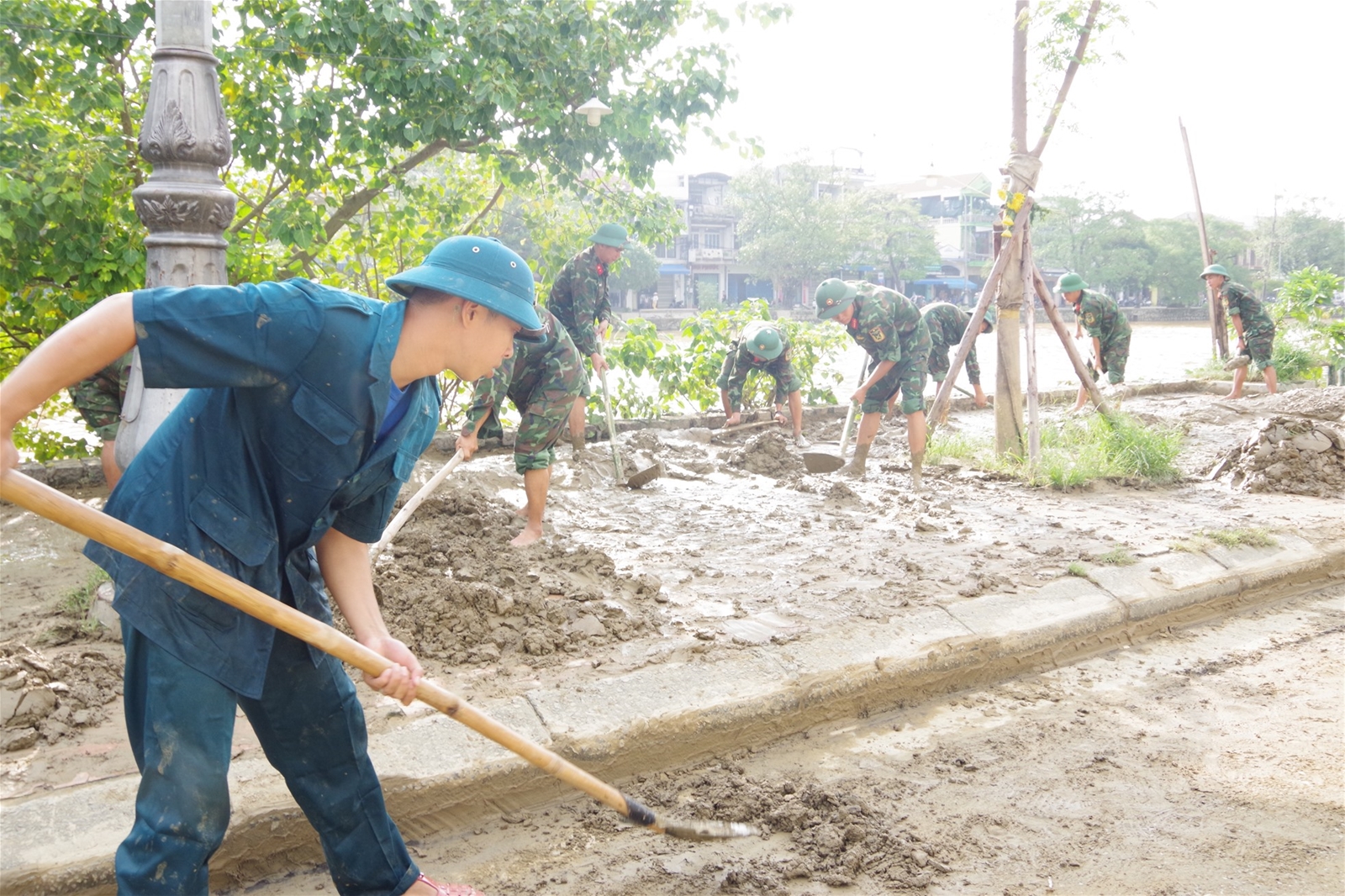 Hơn 2.500 cán bộ, chiến sĩ giúp dân khắc phục hậu quả sau mưa lũ