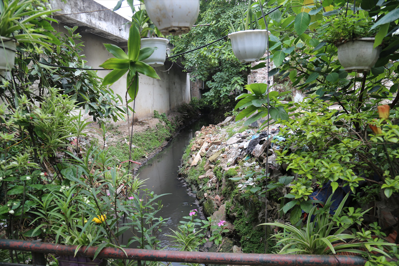 Hàng loạt mương thoát nước lộ thiên bốc mùi hôi thối tại Hà Nội