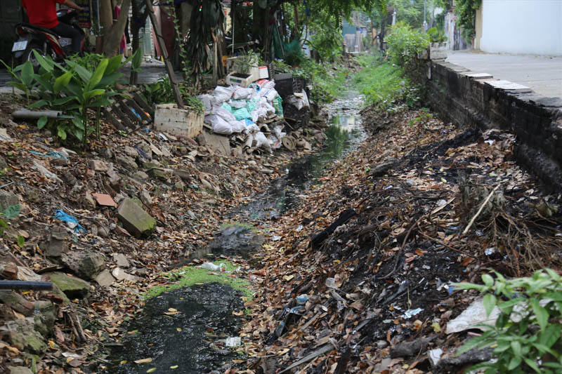 Hàng loạt mương thoát nước lộ thiên bốc mùi hôi thối tại Hà Nội