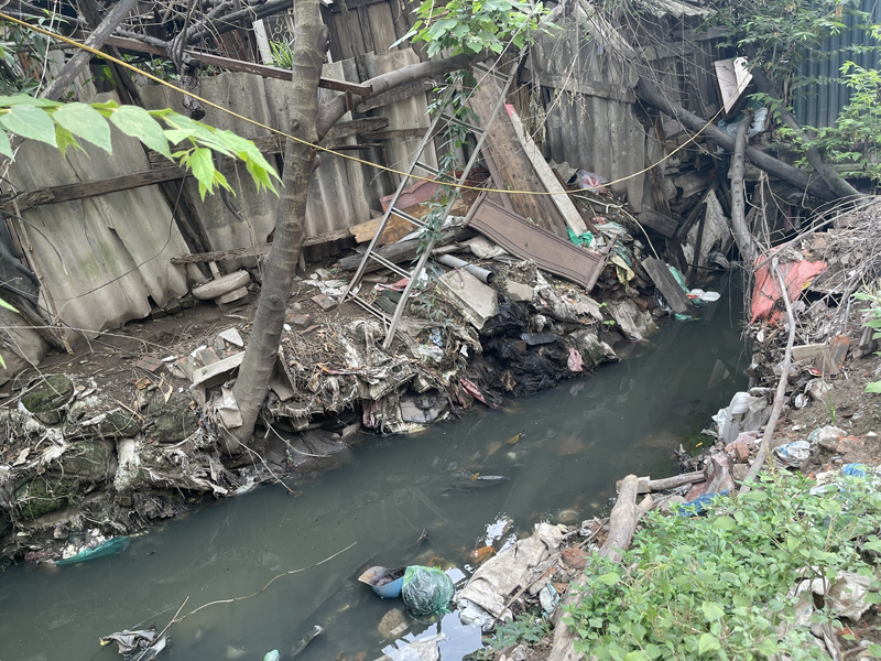 Hàng loạt mương thoát nước lộ thiên bốc mùi hôi thối tại Hà Nội