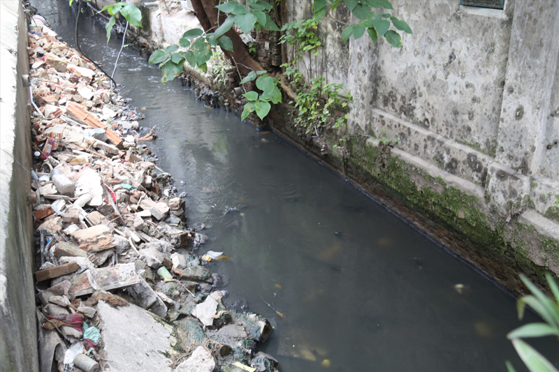 Hàng loạt mương thoát nước lộ thiên bốc mùi hôi thối tại Hà Nội